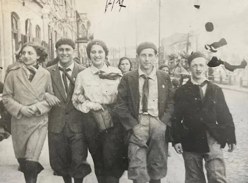 une-jeunesse-dans-le-yiddishland-jeunes-du-tsukunft-mouvement-de-jeunesse-du-bund-varsovie-1932-c-zydowski-instytut-historyczny.png-2 - copie
